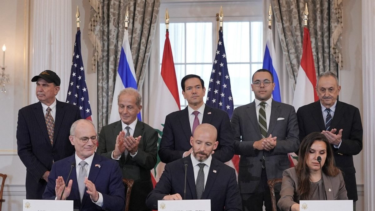 وزير الخارجية الأميركي والسفير الإسرائيلي والسفيرة اللبنانية يصفقون بعد توقيع اتفاق إطاري في واشنطن.