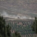 تصعيد حدودي: الجيش الإسرائيلي يعترض مقذوفين وطائرة مسيّرة قادمة من لبنان 6 مركبة عسكرية إسرائيلية في جنوب لبنان بالقرب من الحدود الإسرائيلية اللبنانية، كما تظهر من شمال إسرائيل.