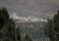 مركبة عسكرية إسرائيلية في جنوب لبنان بالقرب من الحدود الإسرائيلية اللبنانية، كما تظهر من شمال إسرائيل.
