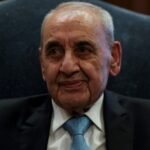صورة لرئيس مجلس النواب اللبناني نبيه بري يناقش الوضع الحدودي