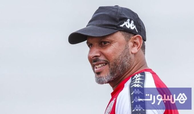 مدرب الوداد محمد بنشريفة ومدرب أولمبيك آسفي منير الجعواني خلال مباراة الدوري الاحترافي