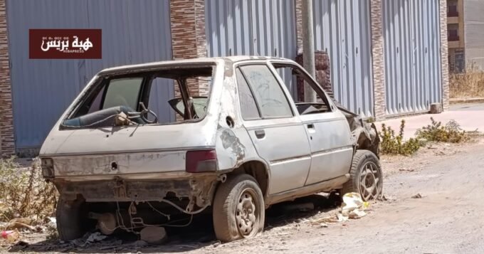 سيارات مهملة مركونة في أحد شوارع الدروة ببرشيد