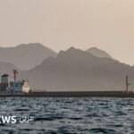 صورة تظهر المدفعية الإسرائيلية تطلق النيران صوب جنوب لبنان، تعكس التوتر المستمر في المنطقة.