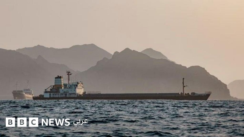 صورة تظهر المدفعية الإسرائيلية تطلق النيران صوب جنوب لبنان، تعكس التوتر المستمر في المنطقة.