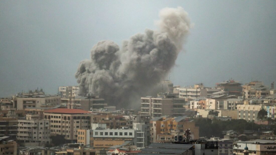 صورة جوية للضاحية الجنوبية لبيروت تظهر كثافة المباني، مع إشارة رمزية للتوتر العسكري.