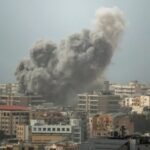 صورة جوية للضاحية الجنوبية لبيروت تظهر كثافة المباني، مع إشارة رمزية للتوتر العسكري.