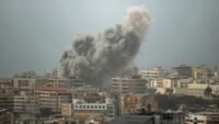 صورة جوية للضاحية الجنوبية لبيروت تظهر كثافة المباني، مع إشارة رمزية للتوتر العسكري.