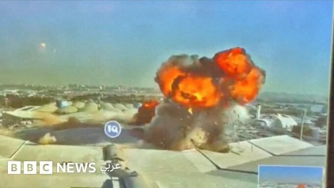 تصاعد النيران والدخان بعد غارة جوية على مطار الكويت الدولي
