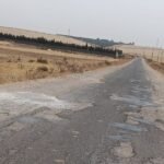 صورة تظهر حالة التدهور الشديدة للطريق الإقليمية 3616 بين سطات ورأس العين، مع حفر وتآكل على الجوانب.