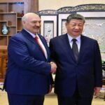 الرئيس الصيني شي جينبينغ والرئيس البيلاروسي ألكسندر لوكاشينكو يتصافحان في بكين.