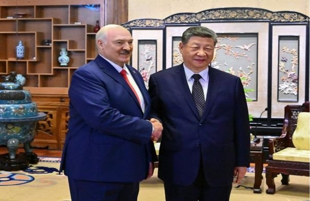 الرئيس الصيني شي جينبينغ والرئيس البيلاروسي ألكسندر لوكاشينكو يتصافحان في بكين.