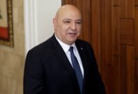 الرئيس اللبناني ميشال عون يصافح ولي العهد السعودي محمد بن سلمان