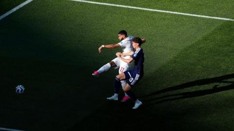 احتفال اللاعب المغربي إسماعيل الصيباري بهدفه في مرمى أسكتلندا خلال مباراة كأس العالم 2026.