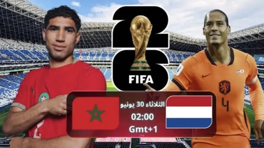 صورة تجمع لاعبي المنتخب المغربي والهولندي قبل مباراة حاسمة في كأس العالم، تعكس التوتر والترقب.