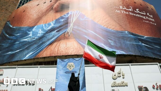 صورة لناقلتي نفط في مضيق هرمز، تعكس التوترات المتجددة في الملاحة البحرية بالمنطقة.