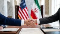 صورة توضيحية لرمزية المفاوضات الدبلوماسية بين الدول.