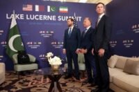 مسؤولون أمريكيون ينتظرون لقاء رئيس الوزراء الباكستاني في سويسرا، في سياق المفاوضات الإيرانية الأمريكية.