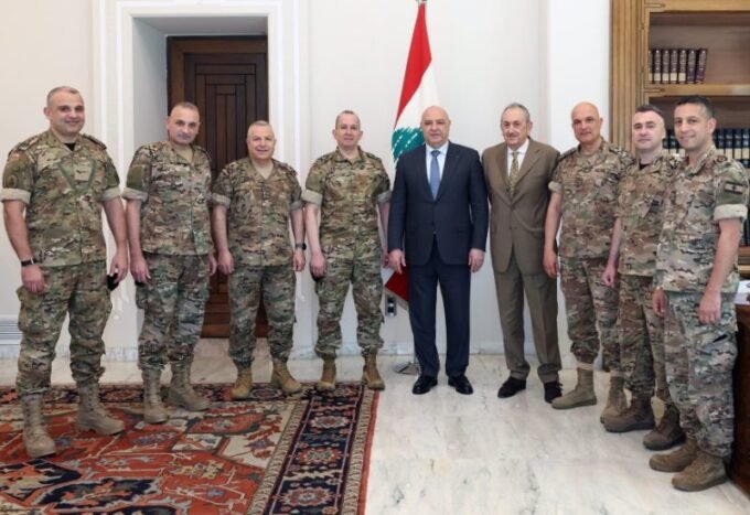 الرئيس جوزاف عون يترأس اجتماعاً في قصر بعبدا بحضور كبار المسؤولين العسكريين والدبلوماسيين لمناقشة المفاوضات المقبلة.