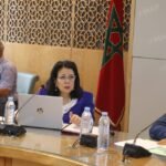 صورة توضيحية لعملية التحول الرقمي في الإدارة المغربية، تظهر شاشات حاسوب ووثائق رقمية.