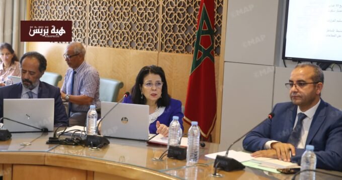 صورة توضيحية لعملية التحول الرقمي في الإدارة المغربية، تظهر شاشات حاسوب ووثائق رقمية.
