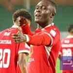 المهاجم الكاميروني بابا بيلو بقميص نادي العين الإماراتي بعد توقيع عقد انضمامه.