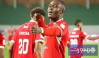 المهاجم الكاميروني بابا بيلو بقميص نادي العين الإماراتي بعد توقيع عقد انضمامه.