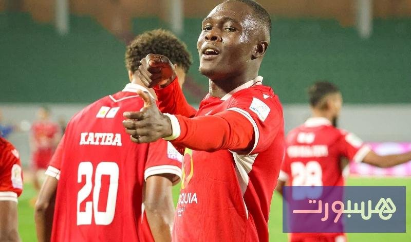 المهاجم الكاميروني بابا بيلو بقميص نادي العين الإماراتي بعد توقيع عقد انضمامه.