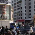 مركبات تمر أمام لوحة إعلانية لرئيس أركان الدفاع الباكستاني المشير عاصم منير في كراتشي