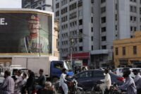 مركبات تمر أمام لوحة إعلانية لرئيس أركان الدفاع الباكستاني المشير عاصم منير في كراتشي