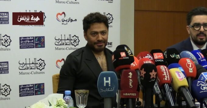 صورة للفنان تامر حسني يتحدث في ندوة صحفية بمهرجان موازين