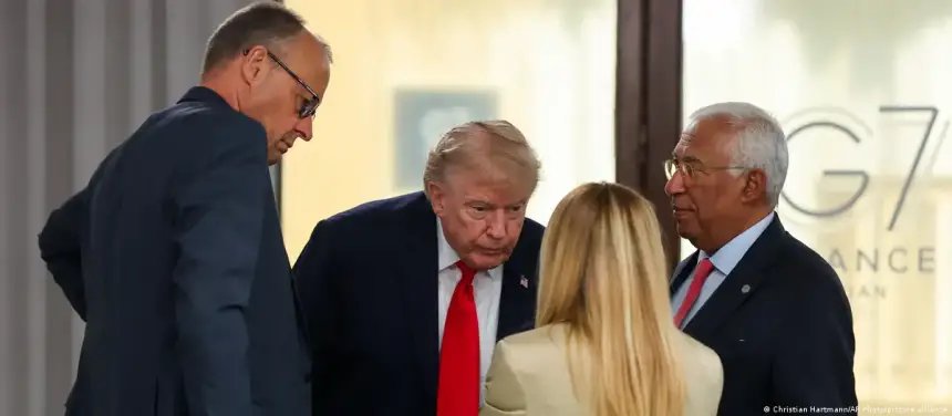 الرئيس الأمريكي دونالد ترامب والأمين العام لحلف الناتو مارك روته خلال اجتماع في البيت الأبيض يناقشان قضايا الدفاع.