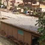 صورة لمياه عادمة تتدفق من مشروع سياحي في واد بتنغير قرب منازل ومرافق عمومية