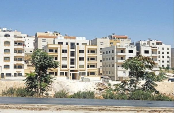 صورة لمبنى قيد الإنشاء أو مبنى سكني