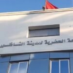 مشهد ليلي لمدينة الناظور يعكس نقص الإنارة، يرمز إلى التهميش وشبهات سوء تدبير المال العام.