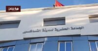 مشهد ليلي لمدينة الناظور يعكس نقص الإنارة، يرمز إلى التهميش وشبهات سوء تدبير المال العام.
