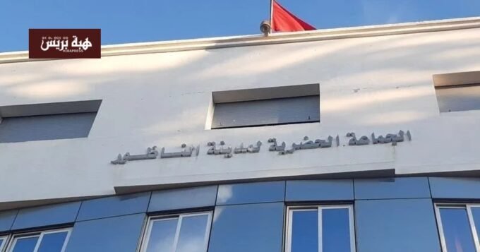 مشهد ليلي لمدينة الناظور يعكس نقص الإنارة، يرمز إلى التهميش وشبهات سوء تدبير المال العام.