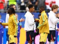 جود بيلينجهام يصافح توماس بارتي قبل مباراة إنجلترا وغانا في كأس العالم