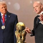 صورة تجمع رئيس الفيفا جياني إنفانتينو والرئيس الأمريكي السابق دونالد ترامب، في سياق الجدل حول جائزة السلام.