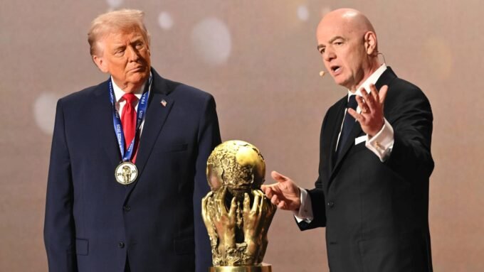 صورة تجمع رئيس الفيفا جياني إنفانتينو والرئيس الأمريكي السابق دونالد ترامب، في سياق الجدل حول جائزة السلام.