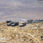 آليات عسكرية إسرائيلية على الطريق الاستراتيجي الواصل بين قريتي جملة وسيسون في الريف الغربي لمحافظة درعا جنوبي سوريا.