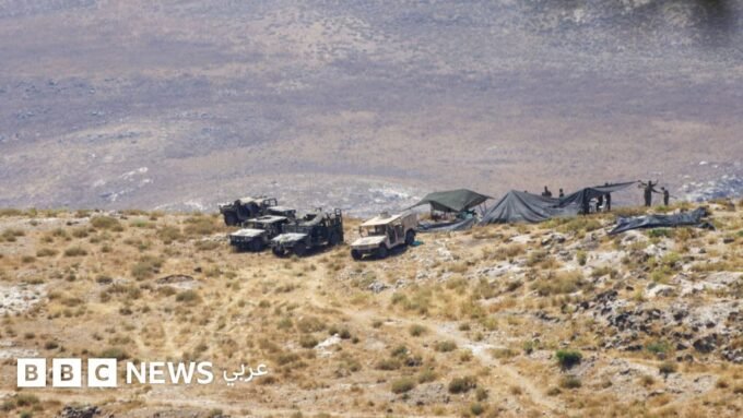 آليات عسكرية إسرائيلية على الطريق الاستراتيجي الواصل بين قريتي جملة وسيسون في الريف الغربي لمحافظة درعا جنوبي سوريا.