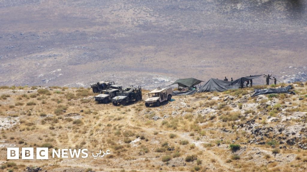 آليات عسكرية إسرائيلية على الطريق الاستراتيجي الواصل بين قريتي جملة وسيسون في الريف الغربي لمحافظة درعا جنوبي سوريا.