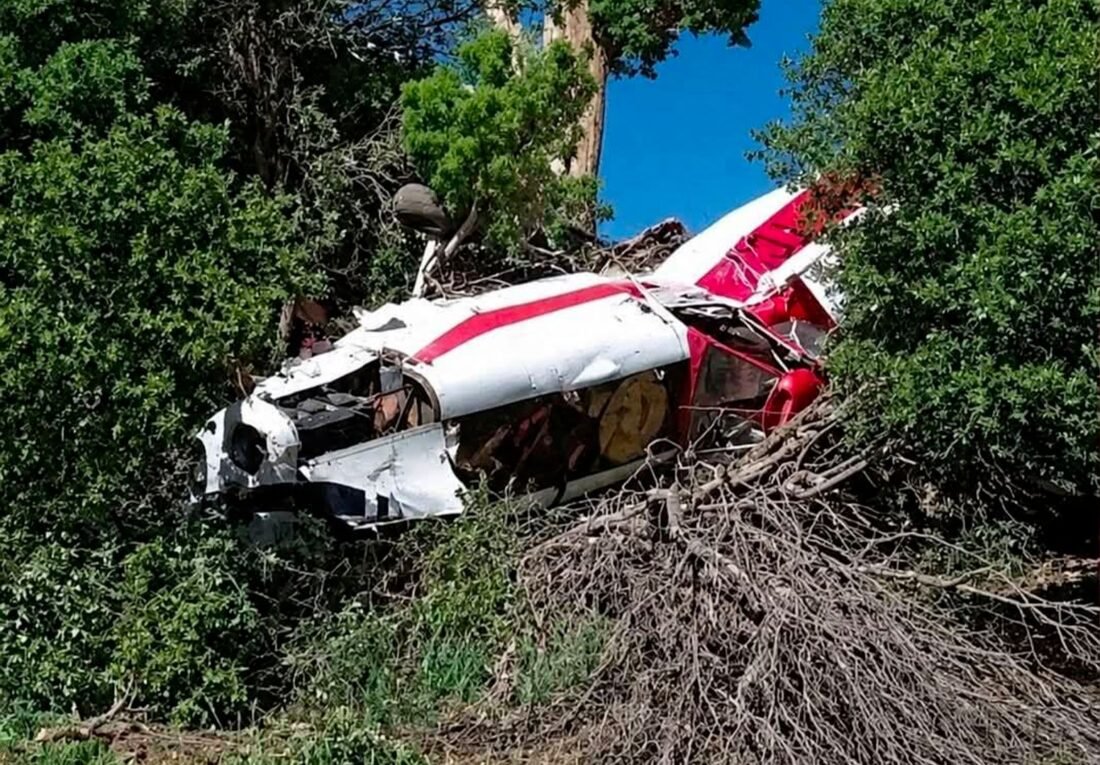 صورة لطائرة رش مبيدات زراعية متضررة بعد سقوطها في منطقة فلاحية بإقليم ميدلت، مع تواجد فرق الإنقاذ والسلطات.