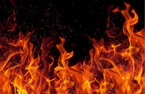 صورة لمصفاة نفط في تكساس تظهر أعمدة دخان خفيفة بعد إخماد حريق