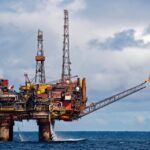 منظر جوي لحقل نفطي أو منصة استكشاف بحرية قبالة سواحل طرفاية المغربية