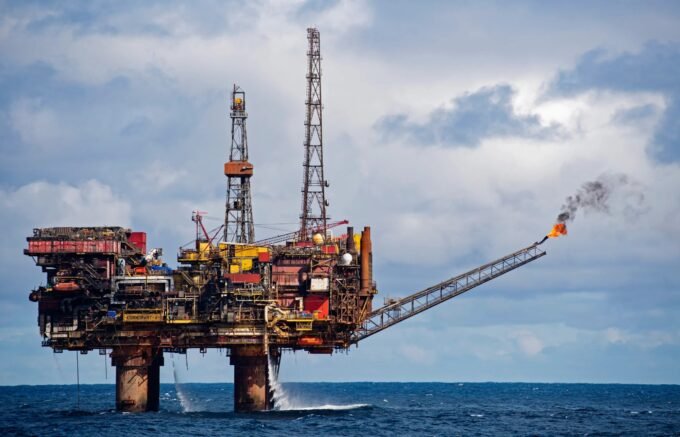 منظر جوي لحقل نفطي أو منصة استكشاف بحرية قبالة سواحل طرفاية المغربية