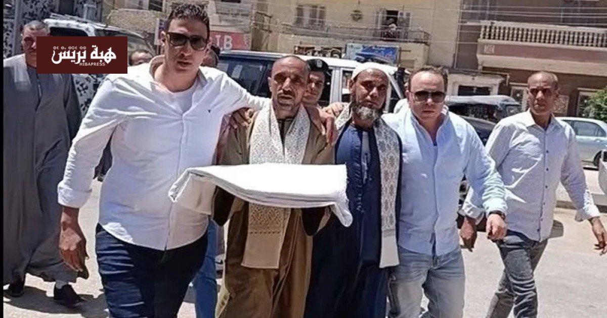 صورة لمسؤولين أمنيين وأفراد من عائلتين يشاركون في جلسة صلح عرفي، مع وجود الكفن كرمز للتسامح في المنيا.