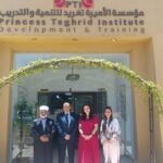 صورة تجمع مدير عام الهيئة الهاشمية للمصابين العسكريين ومديرة مؤسسة الأميرة تغريد خلال الزيارة