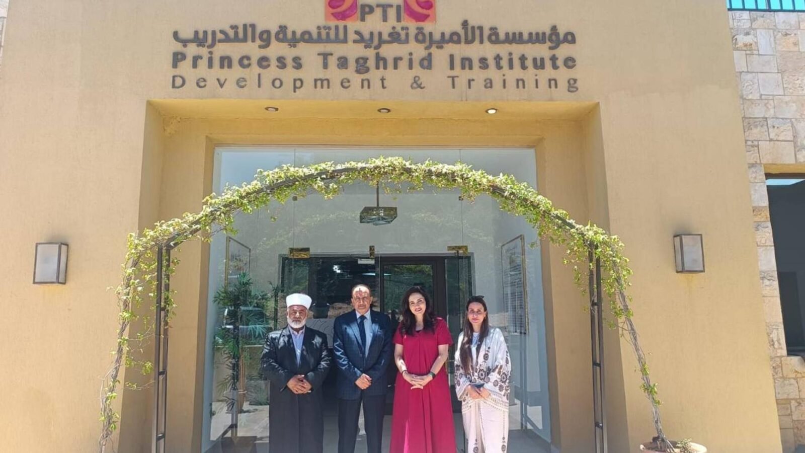 تعاون استراتيجي: الهيئة الهاشمية ومؤسسة الأميرة تغريد يدعمان المصابين العسكريين 3 صورة تجمع مدير عام الهيئة الهاشمية للمصابين العسكريين ومديرة مؤسسة الأميرة تغريد خلال الزيارة