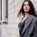 صورة توضيحية لنساء يرتدين أزياء عصرية مستوحاة من صيحات قديمة، تعكس عودة الموضة الكلاسيكية.
